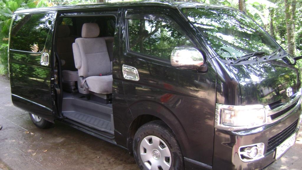 Toyota KDH Van Image 3